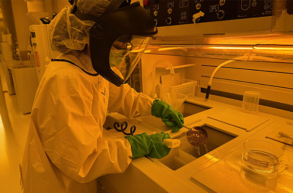 From Classroom to Cleanroom: Students Gain Skills Through CNSI and UCLA Samueli’s Semiconductor Program 